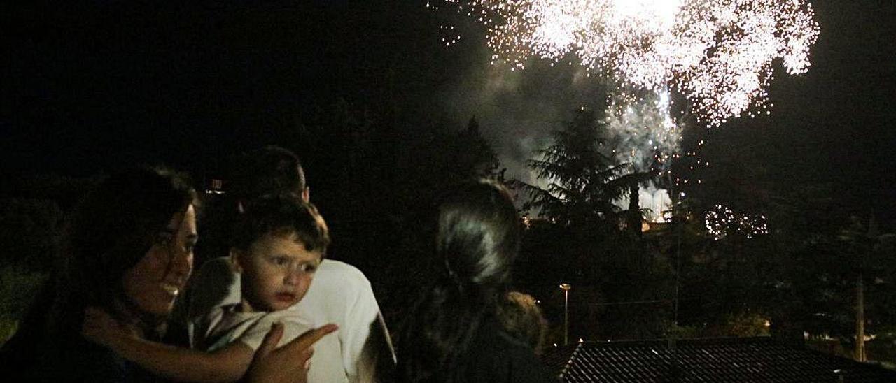 Famílies gaudeixen de focs artificials