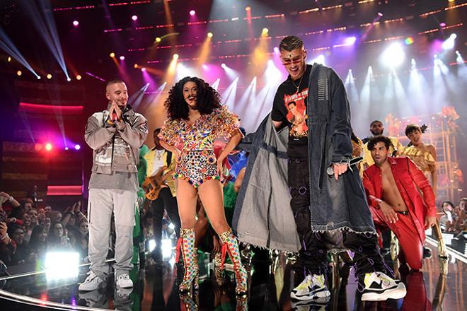 Cardi B junto a J Balvin y Bad Bunny en los AMAs 2018