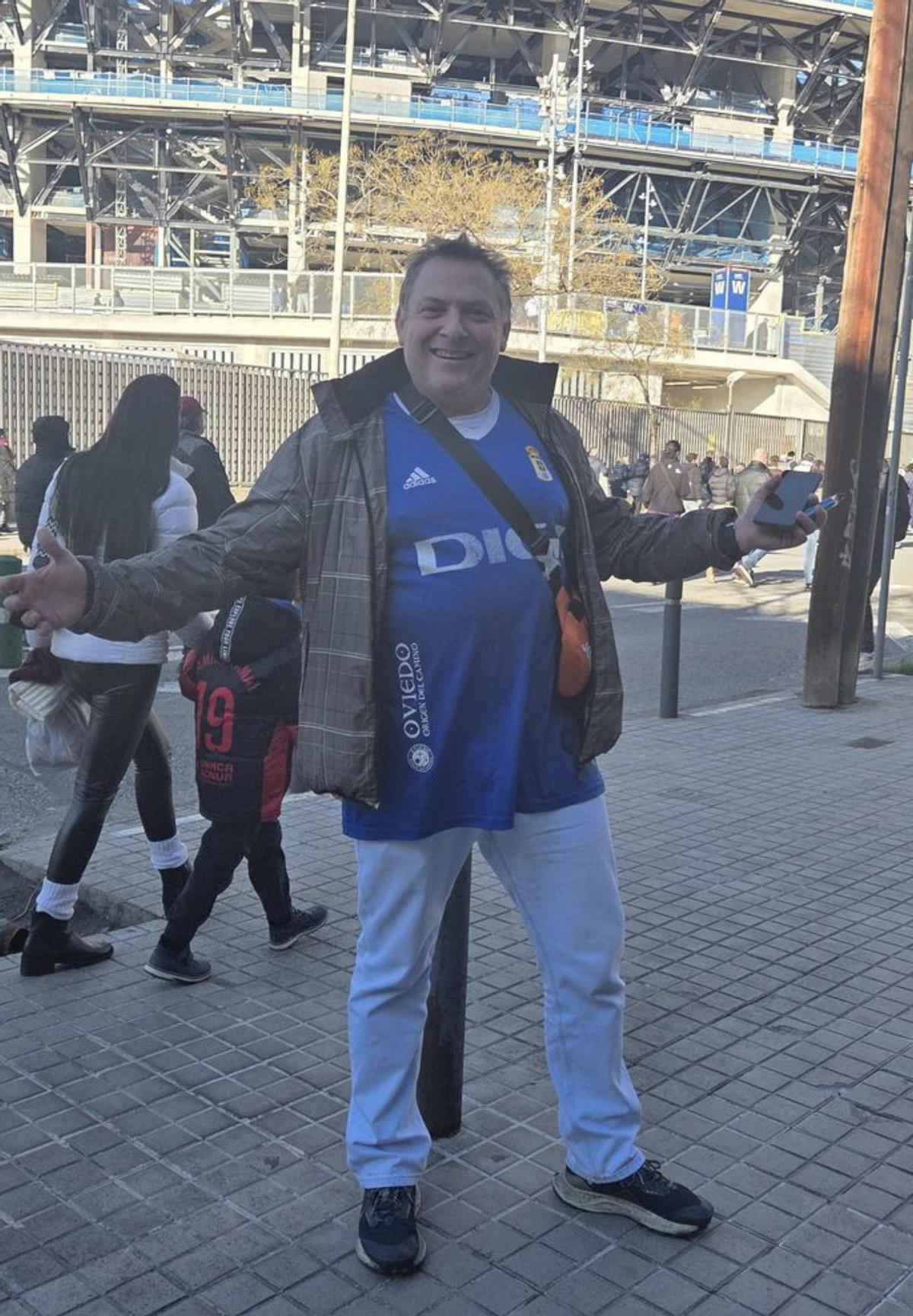 1.-Javier Muñiz. 2.-Toño Menéndez, Santi Cazorla, Kiku Busquets, Eduardo Arias, Juan Antonio Anquela y Carlos Arias. 3.-Adam García hijo, Gaspar Alonso, Adam García padre y Cintia Delgado. 4.-Aficionados azules en la grada del Camp Nou. 5.-Inés, Miriam Ortega, Mateo y Gerardo Granada. 6.-Diego Fuente, Nacho Villaverde y Javier Martínez. 7.-Priscila Vicente, Martín Álvarez, Adrián Álvarez y Héctor Gutiérrez. |  LNE / SERGIO ROS-FACTORÍA 9