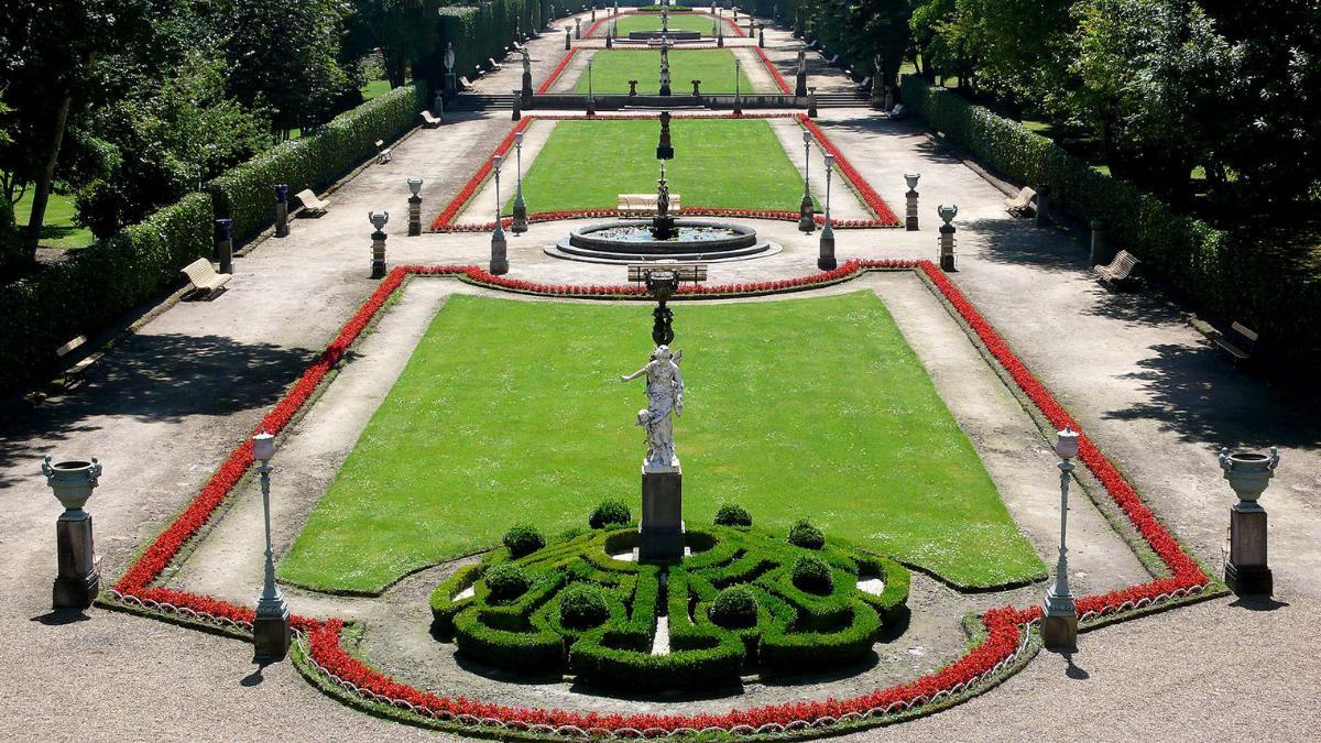 Este palacio tiene jardines que parecen los de Versalles.