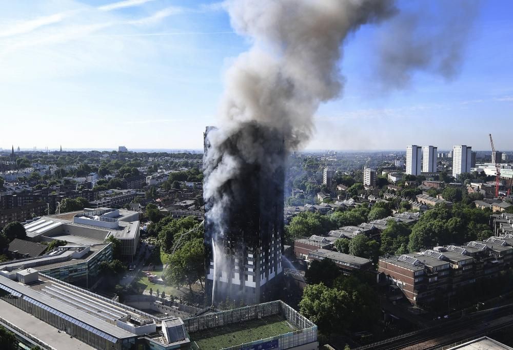 Incendio en un edificio de 24 plantas en Londres