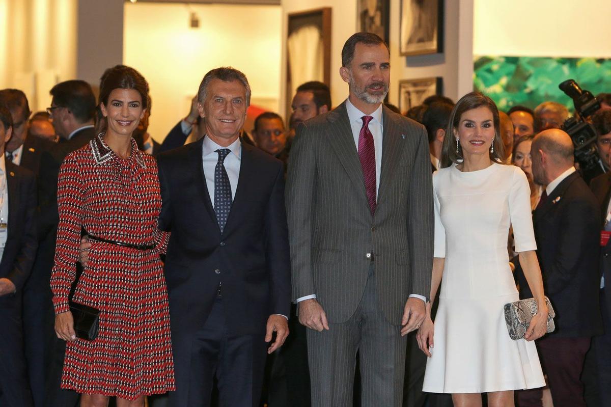 Letizia Ortiz junto a Felipe VI y Mauricio Macri con Juliana Awada en ARCO