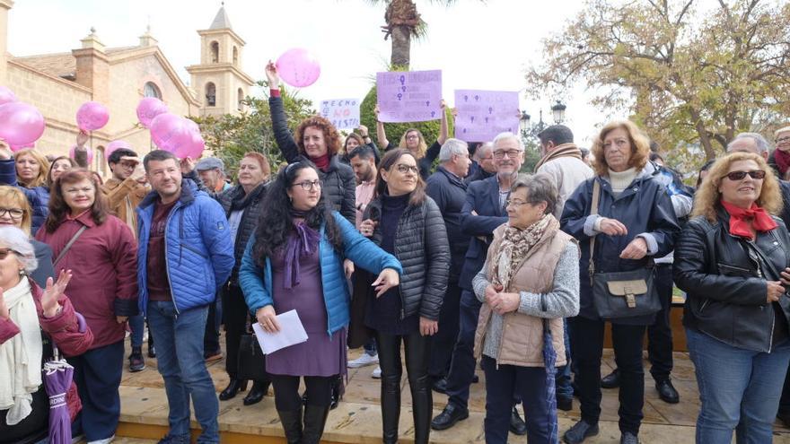 Un momento del acto en la Plaza de la Constitución de Torrevieja