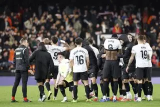 El Valencia amarga el debut de Quique con una remontada agónica