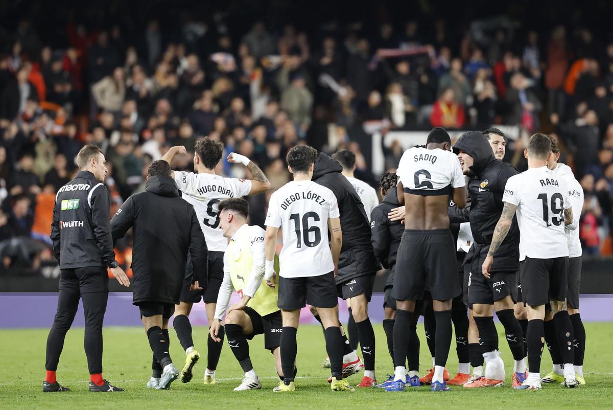 Los jugadores del Valencia celebran el gol de Hugo Duro, este domingo en Mestalla.