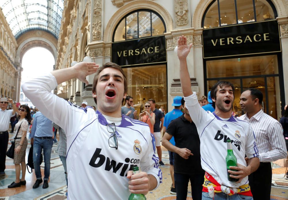 Las aficiones de Madrid y Atlético toman el centro de Milán en las horas previas al partido.