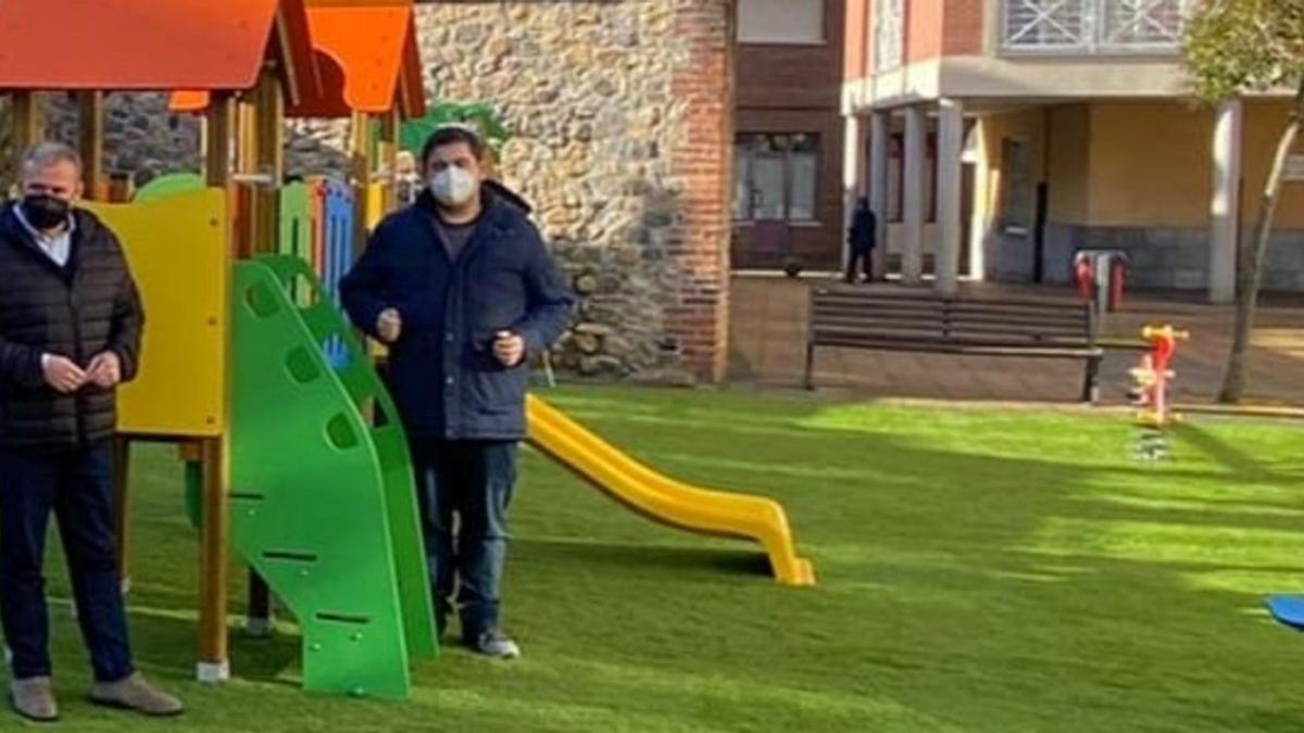 Por la izquierda, el alcalde, Emilio García Longo, y el teniente de alcalde, Víctor Caldevilla, ayer, en el parque.