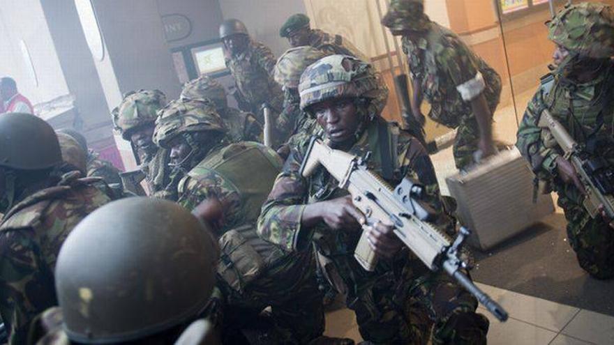 El Ejército keniano libera a la mayoría de los rehenes del centro comercial de Nairobi