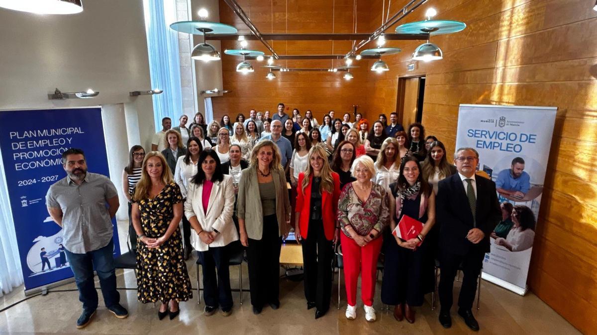 La edil Mercedes Bernabé con personal del servicio de empleo municipal.