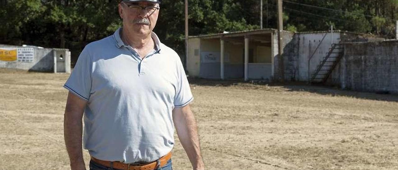 Arturo Fandiño posa en el campo de Os Casares. // Bernabé/J. Carlos Asorey