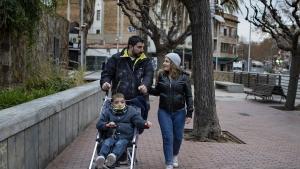 Íker, de 7 años y con el síndrome de KBG, junto a sus padres, Verónica Ramón y Juan Manuel Heredia.