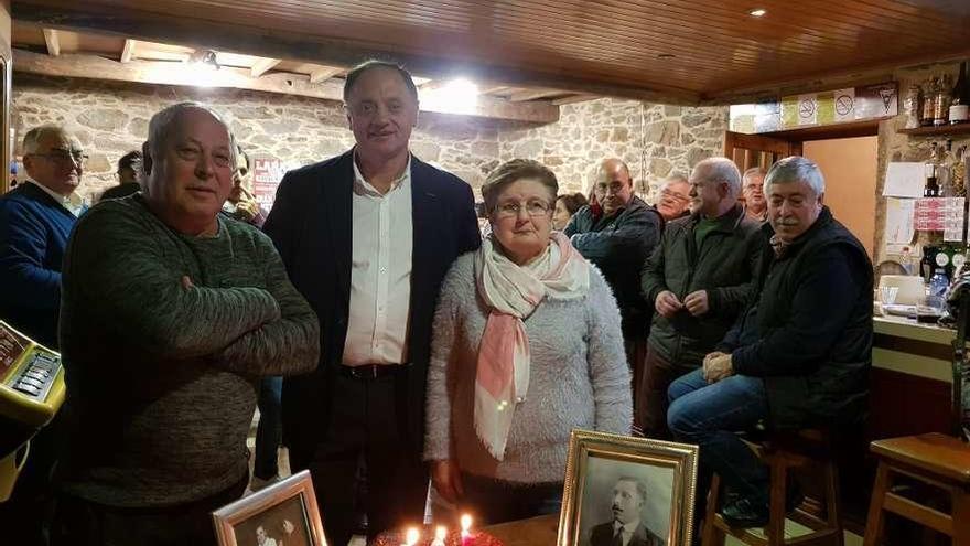 El alcalde junto a Ramón y Teresa y los demás asistentes a la celebración de los 100 años.