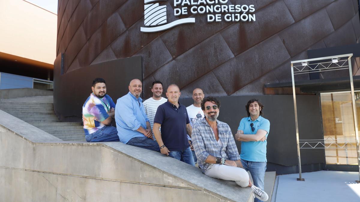 Por la izquierda, Por la izquierda, José Vera, César Telenti, Javi Rodríguez, José Gordillo, Ricardo Rosety, Elías Sánchez y Charly Osorio, ayer, en el recinto ferial, donde se estrenará el documental de Floro Gordillo