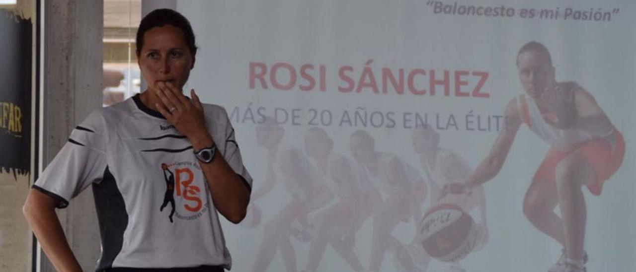 Rosi Sánchez durante uno de sus campus como entrenadora. | | LP/DLP