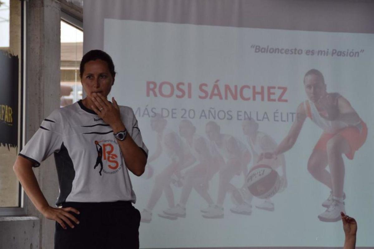 Rosi Sánchez durante uno de sus campus como entrenadora. | | LP/DLP