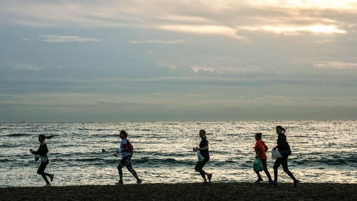 'Plogging', un invento nórdico: recoges basura mientras corres. Quedan 15 días para limpiar la Barceloneta al trote.