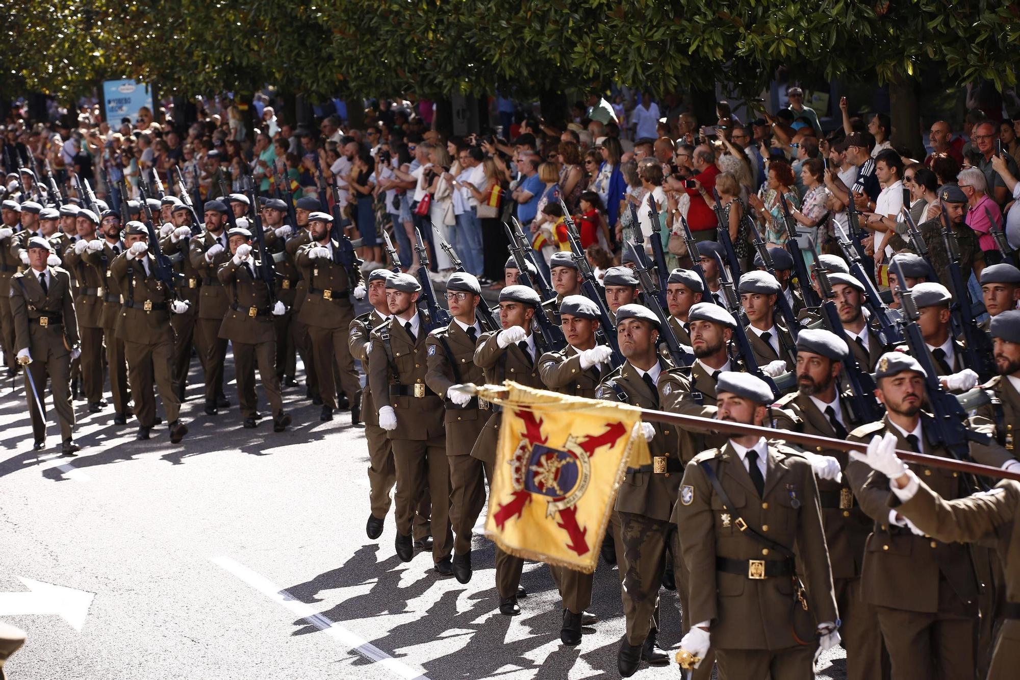 Así fue la jura de bandera civil de Oviedo y el posterior desfile militar