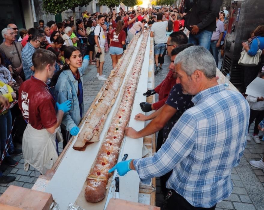 Así fue el bocadillo gigante de A Cañiza: una barra de 15 metros y una loncha de 26