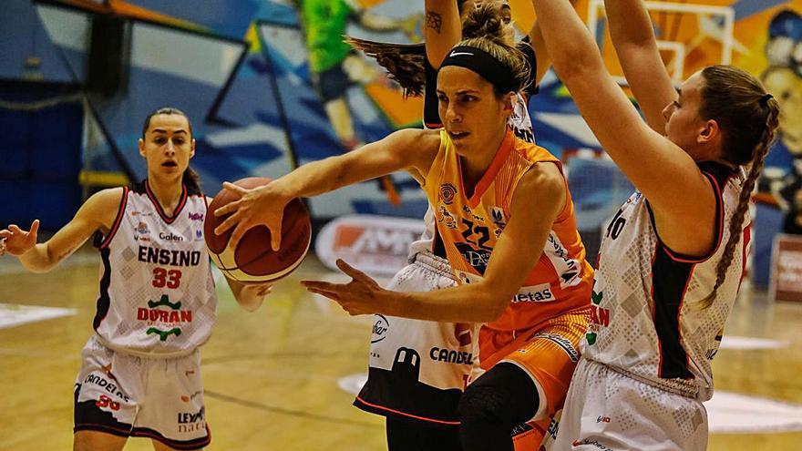 Marina Lizarazu y Annamaría Prezelj, con el balón en el partido de ayer. / Nico Rodríguez