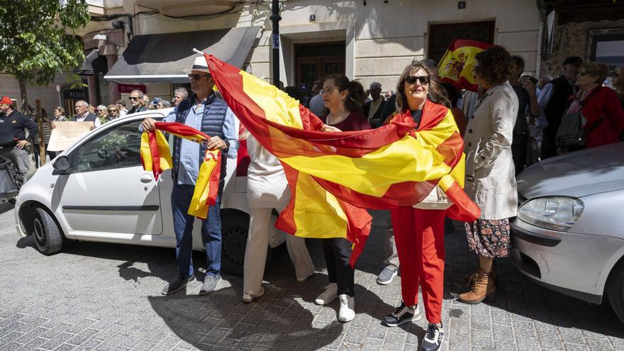 Un centenar de personas piden la dimisión del presidente Pedro Sánchez en Palma