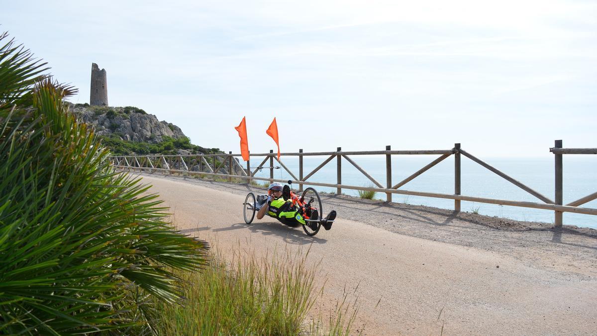 Una persona con movilidad reducida recorriendo la Vía Verde del Mar en Castelló