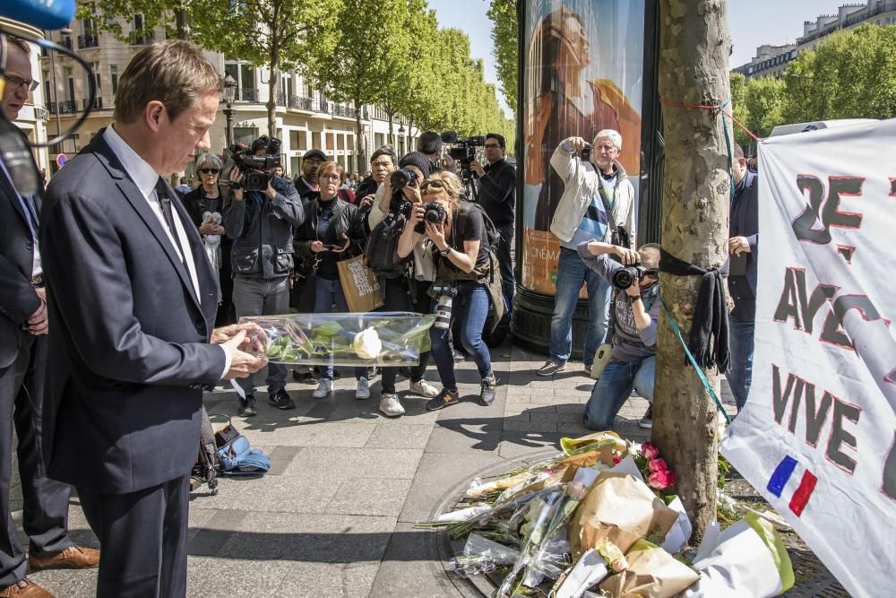 Francia rinde homenaje al policía asesinado en los Campos Elíseos