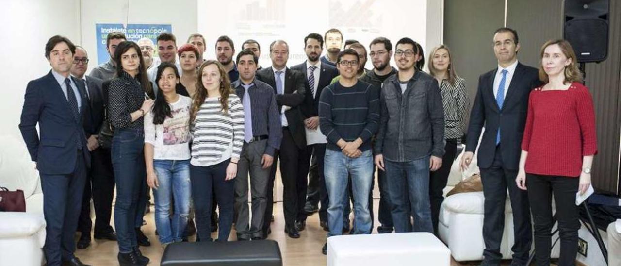 Los emprendedores premiados con el rector y otras autoridades, ayer en la Tecnópole. // Brais Lorenzo