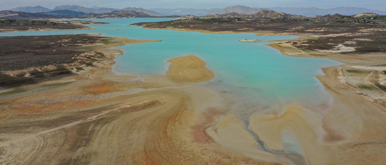 El fantasma de la sequía vuelve a amenazar los recursos hidricos en España y el embalse de la Pedrera (Orihuela) no es ajeno.