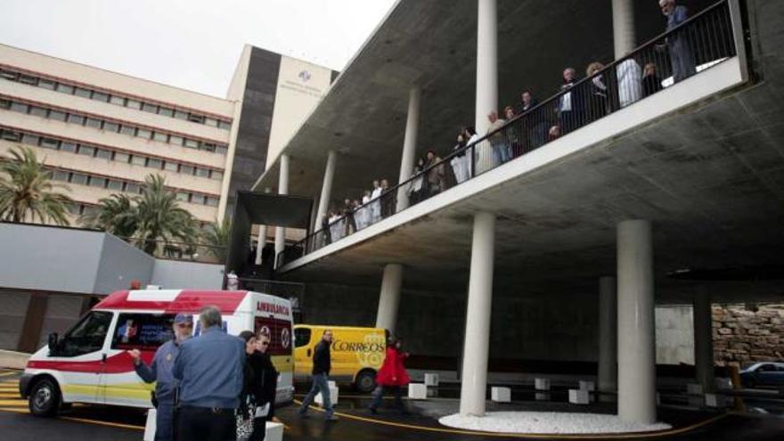 El cierre de una de las plantas del hospital ha puesto en pie de guerra a los sindicatos.