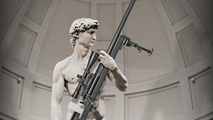 La escultura, con el rifle.