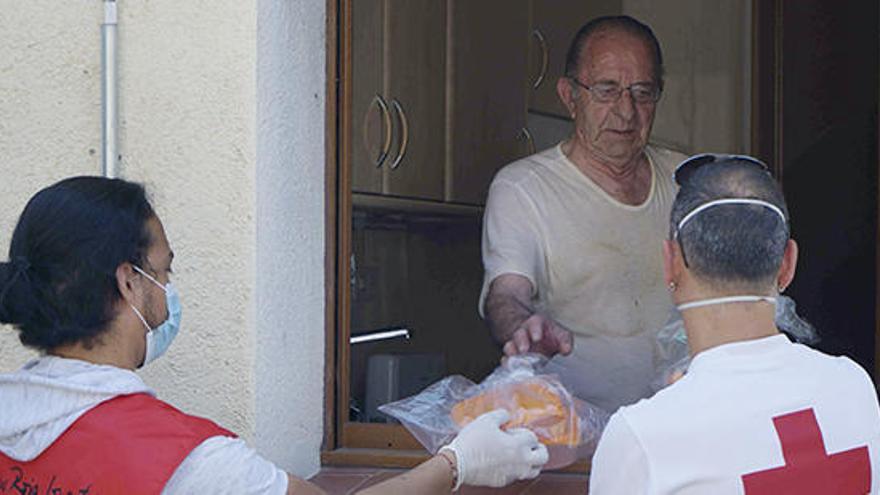 Un home rep atenció per part de la Creu Roja