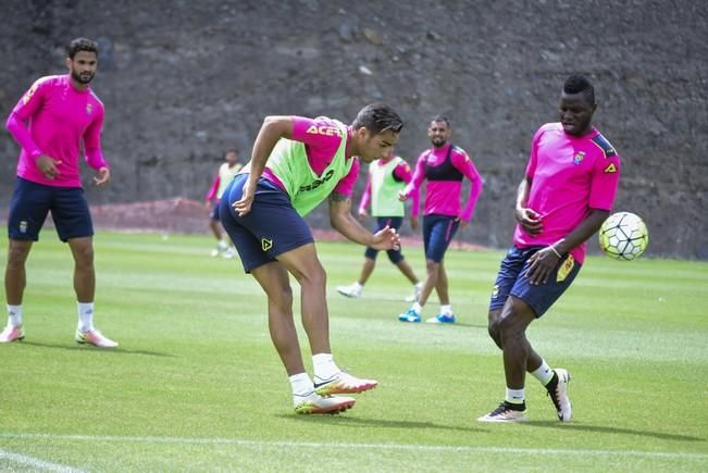 Entrenamiento de la UD Las Palmas en Barranco ...