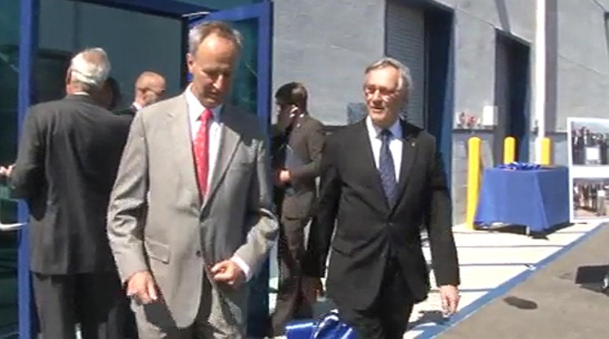 L’alcalde de Barcelona ha inaugurat la planta de la farmacèutica a Los Ángeles, que ocupa 9.000 metres quadrats.