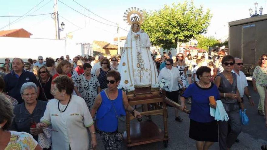 La procesión con la Virgen de las Nieves por las calles del pueblo.