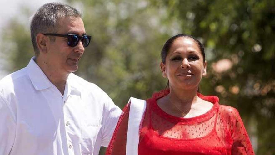 Isabel Pantoja, con su hermano Agustín.