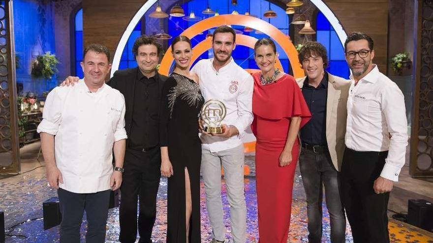 El piragüista Saúl Cravioto (en el centro) con el premio como ganador de &#039;Masterchef Celebrity 2&#039;.