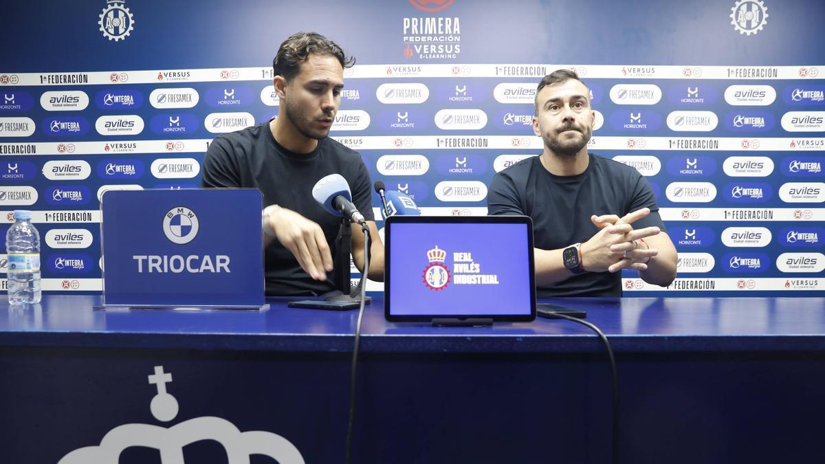 Miguel Linares y Yago Iglesias, en la sala de prensa de Suárez Puerta