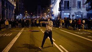 Manifestantes en las protestas por Pablo Hasél en Barcelona.