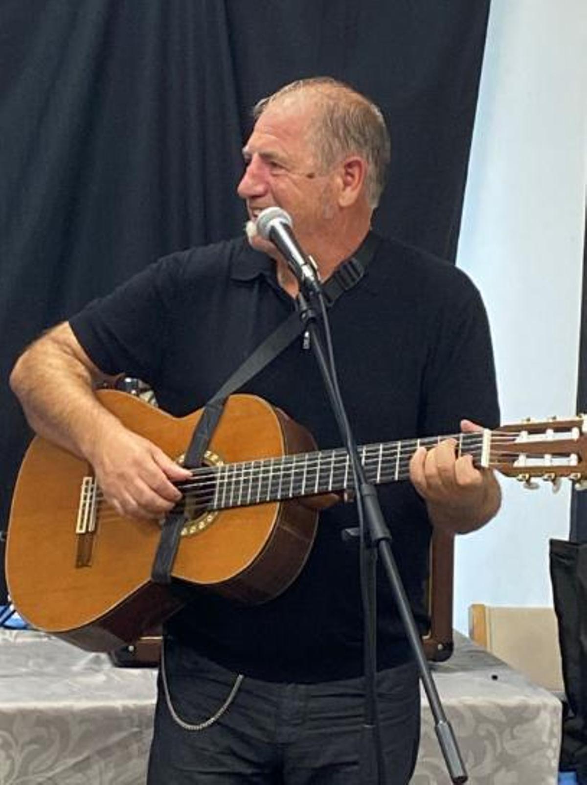 Juan Gardón tocando en un Cendro de Día