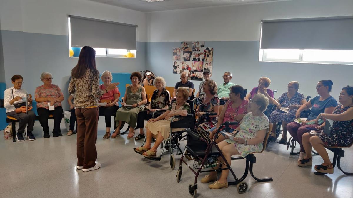 Una de las sesiones en el centro de salud con las personas mayores de 65 años.