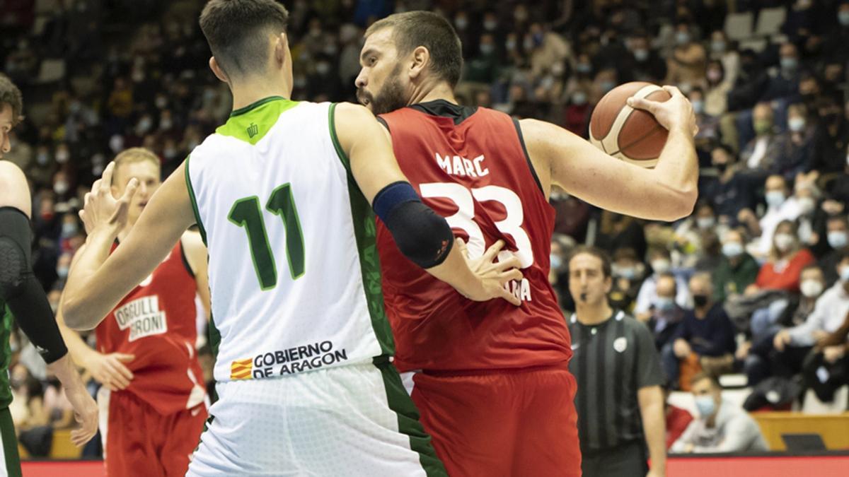 Mara trata de impedir un avance de Marc Gasol durante el partido de este viernes.