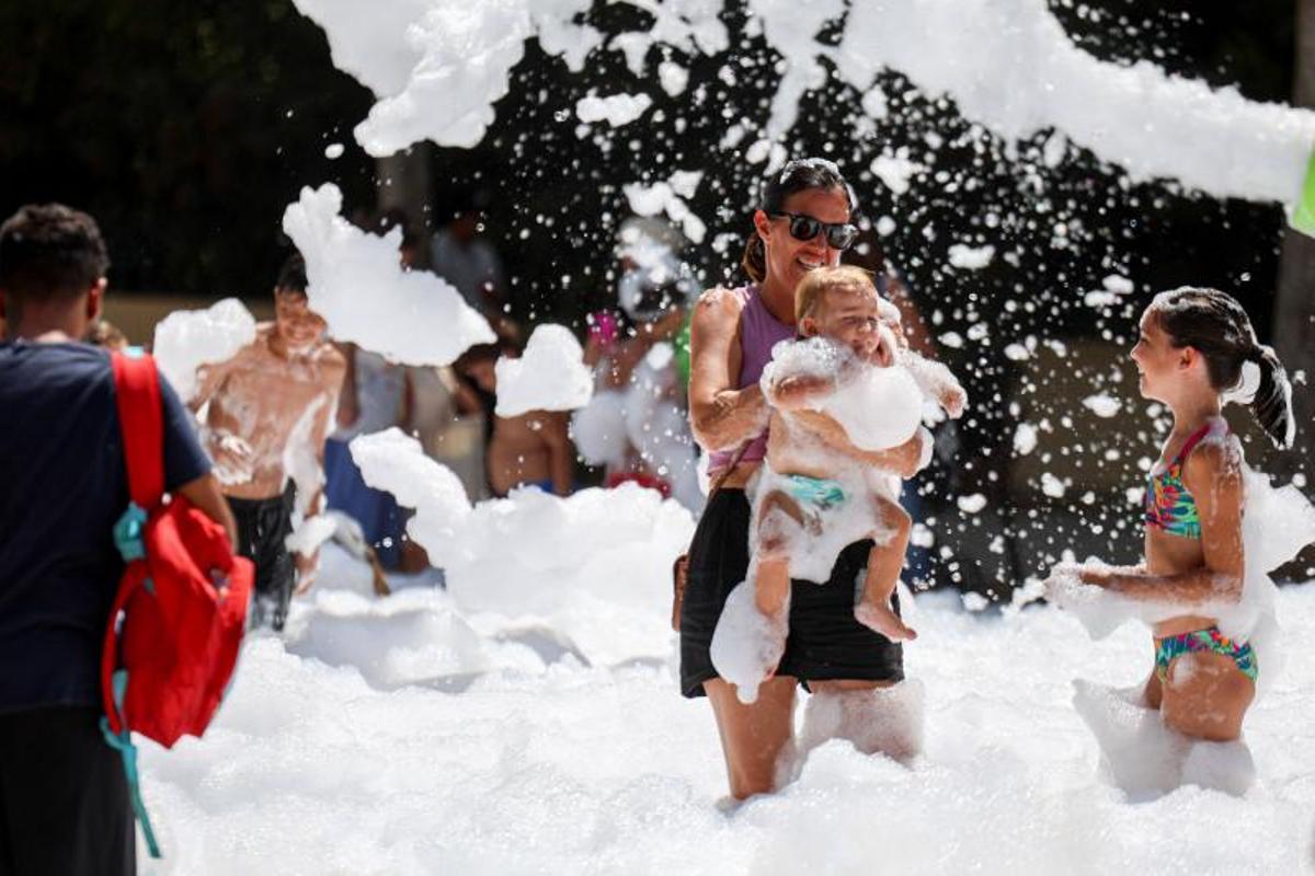 Colchonetas, fiesta de la espuma, espectáculo de magia y talleres: Todas las imágenes de la jornada de las Festes de la Terra protagonizada por los vecinos más pequeños Colchonetas, fiesta de la espuma, espectáculo de magia y talleres: Todas las imágenes de la jornada de las Festes de la Terra protagonizada por los vecinos más pequeños