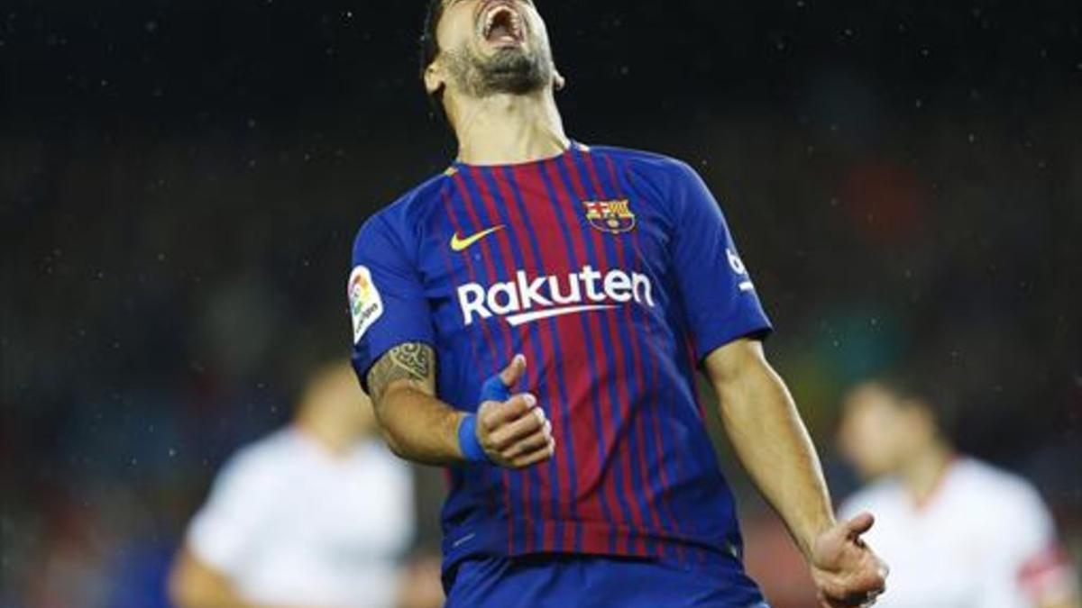 Luis Suárez se lamenta de una ocasión perdida ante el Sevilla.