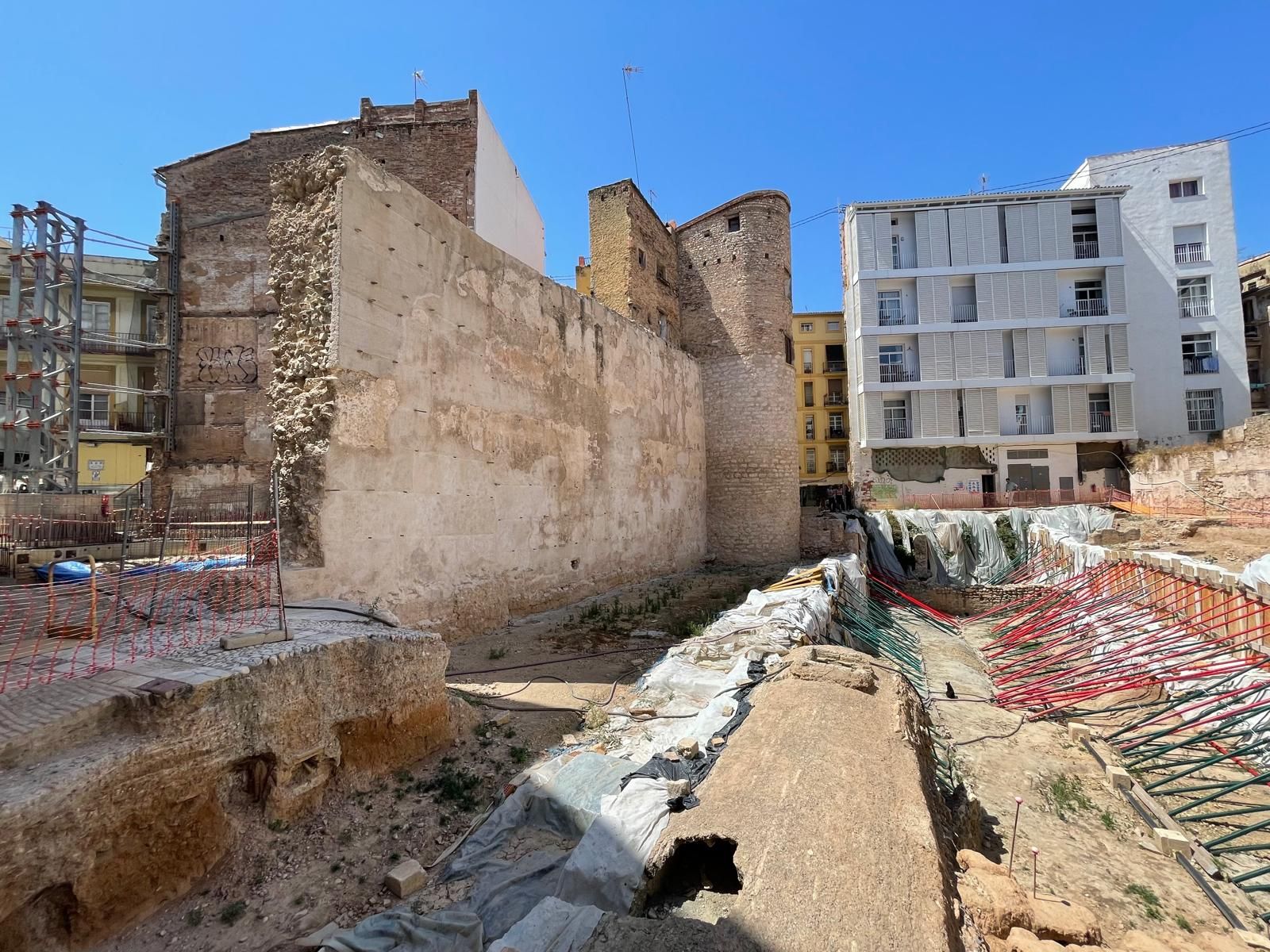 Así está la muralla islámica, en espera de que se retomen las obras de rehabilitación para hacerla visitable