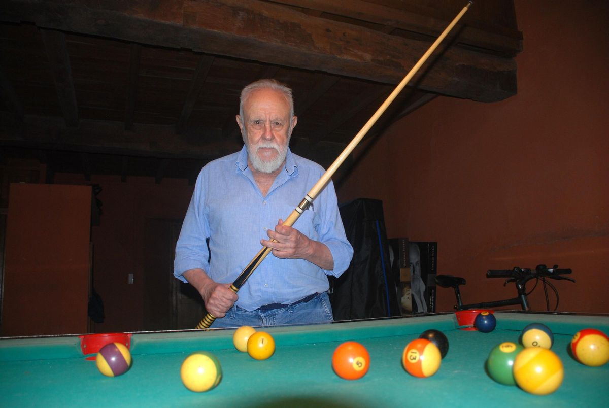 Gonzalo Suárez, este martes, jugando al billar en su casa de Lledías (Llanes).