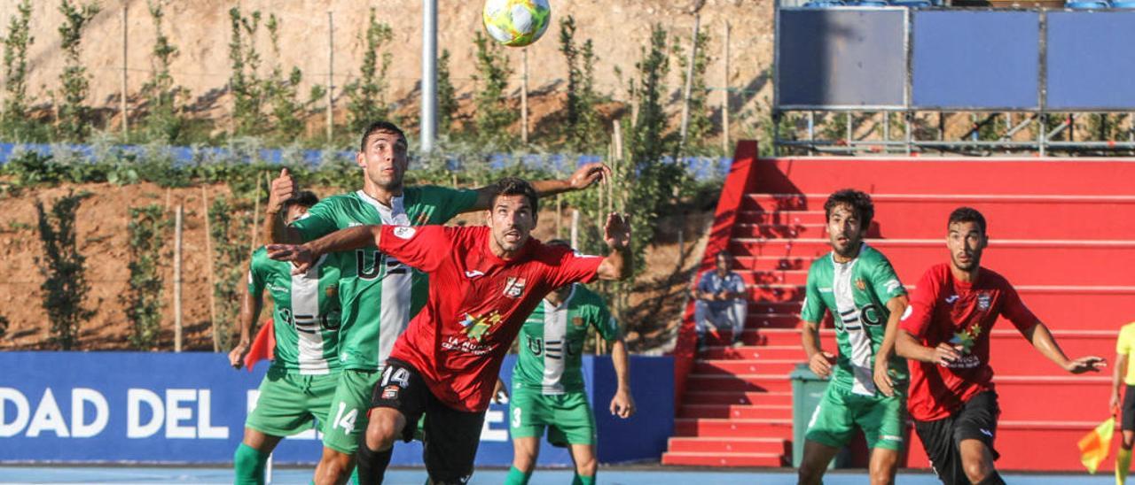 Una disputa aérea en el partido de la primera vuelta en La Nucía entre los de la Marina Baixa y el Cornellà.