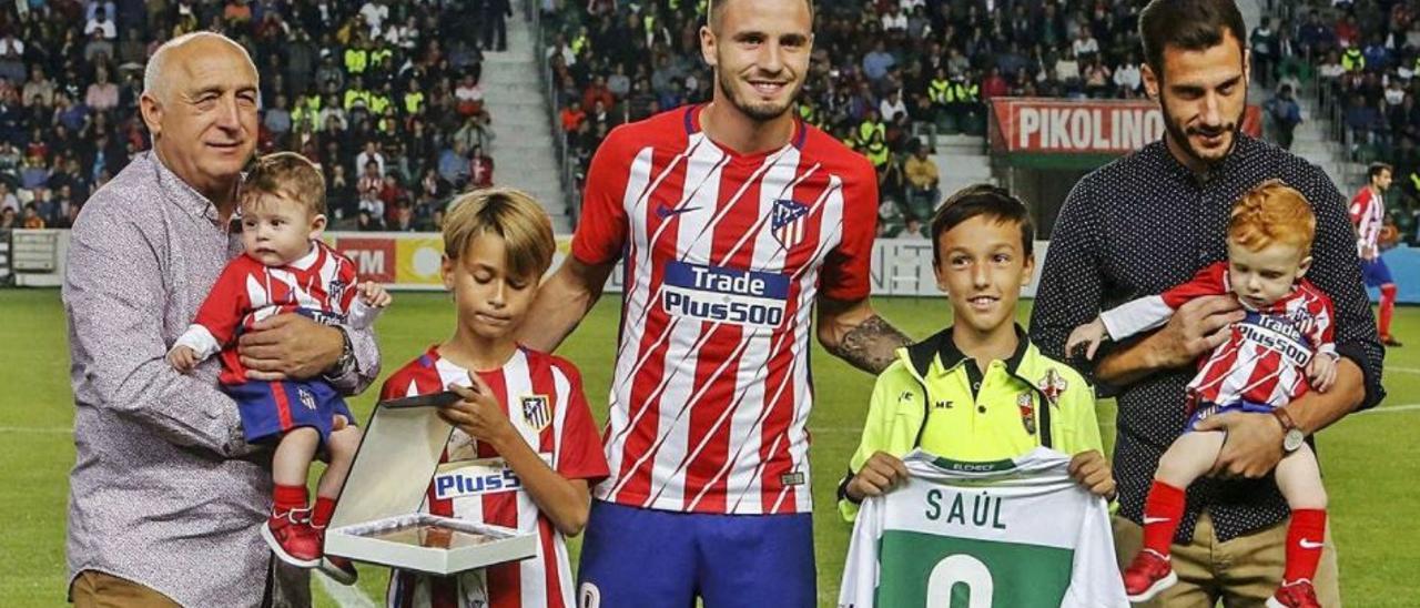 Saúl recibió un homenaje en su última visita con el Atlético al Martínez Valero en 2017.