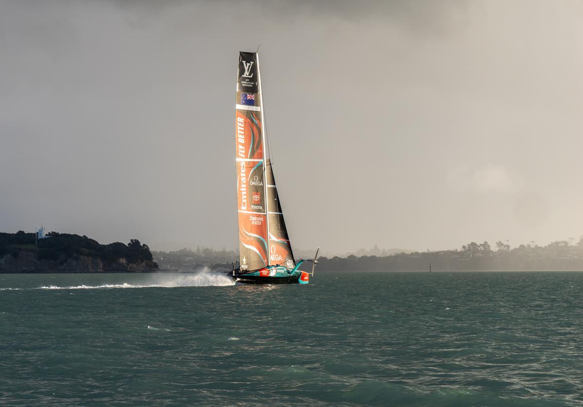 El nuevo AC75 del equipo de la Copa América de vela Emirates Team New Zealand navega en las costas neozelandesas poco después de salir del cobertizo donde ha sido construido.