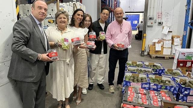 Imagen de la visita que la consejera Sara Rubira ha realizado a la empresa importadora de frutas y verduras Freco en sus instalaciones de Hong Kong