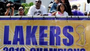 Kobe Bryant junto a su esposa y sus hijas Gianna y Natalie durante el desfile de celebración de Los Angeles Lakes en Los Angeles el 21 de junio del 2010.